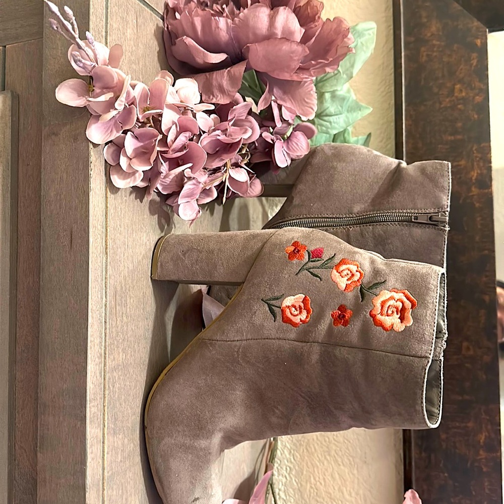 Cute ankle Report boots sz 7.5